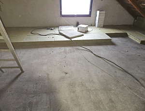 Zateplení stropu rodinného domu pomocí foukané izolace